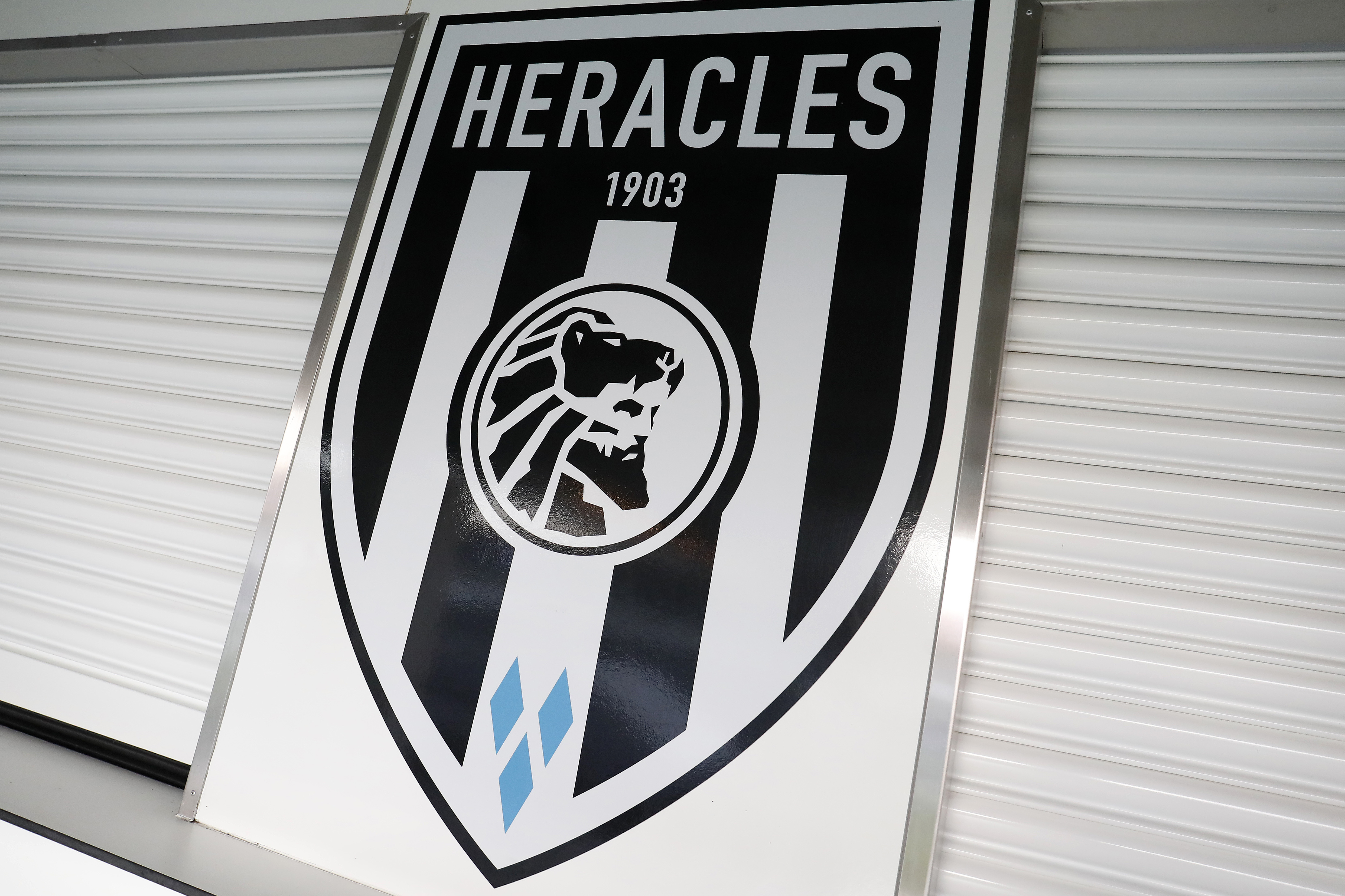 Heracles verkoopt verdediger aan Huddersfield Town