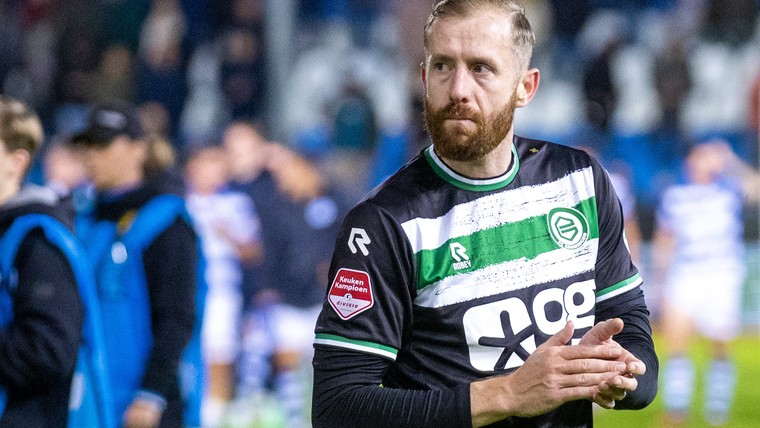 Van Veen op weg naar de uitgang van FC Groningen