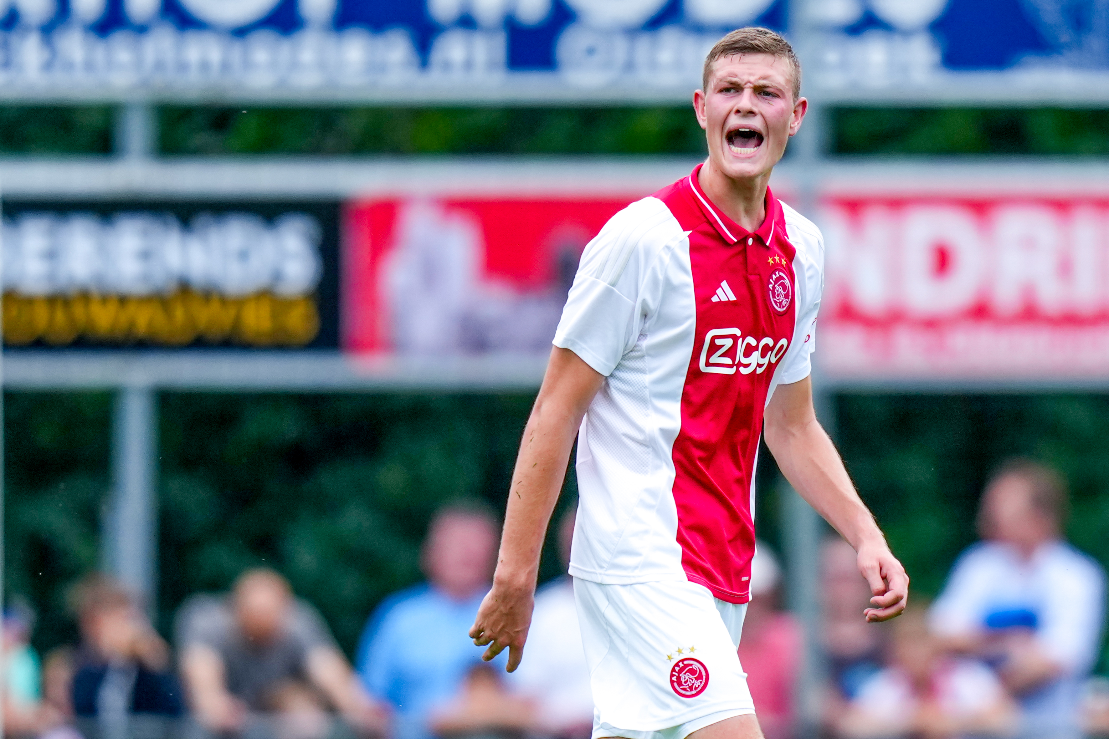 Ajax met Dies Janse (18) in gesprek over meerjarige verlenging