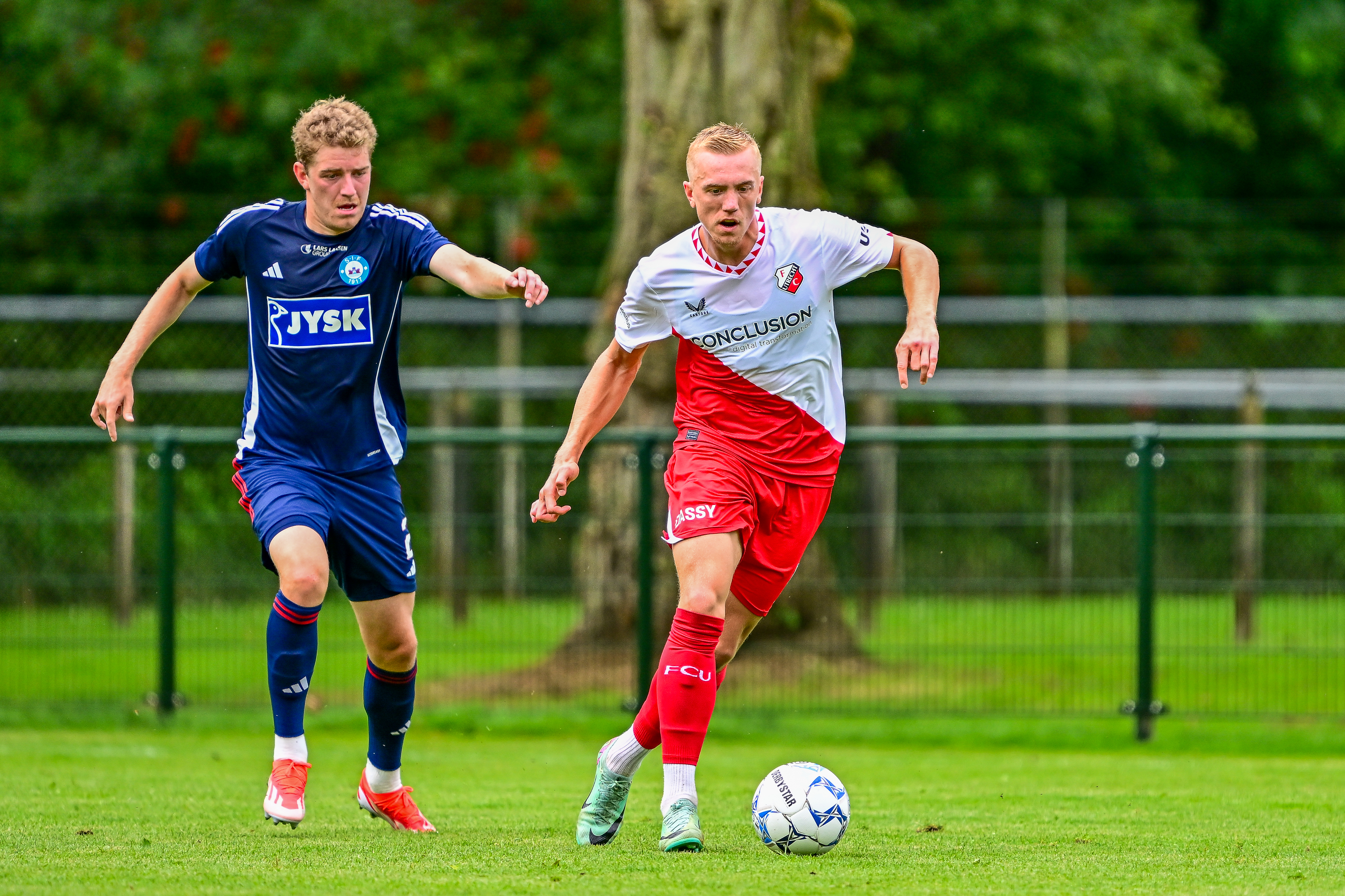 Isac Lidberg van FC Utrecht onderweg naar Darmstadt